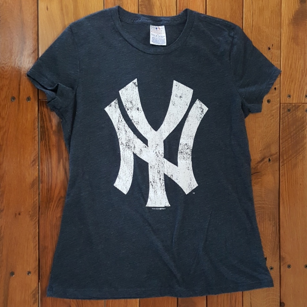 MLB New York Yankees Womens Gray Size Med. T Shirt